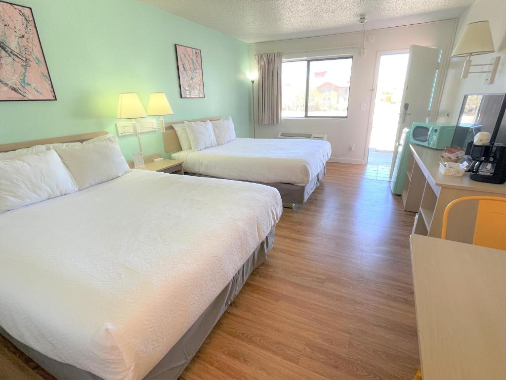 Queen Room with Two Queen Beds – Non-Smoking