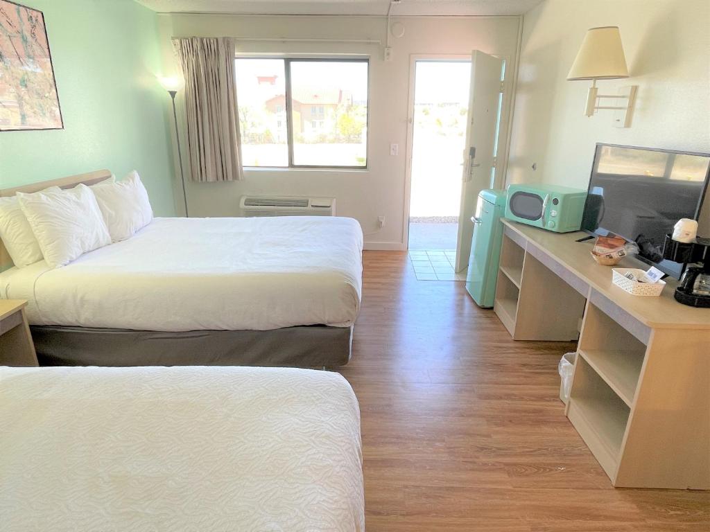 Queen Room with Two Queen Beds – Non-Smoking