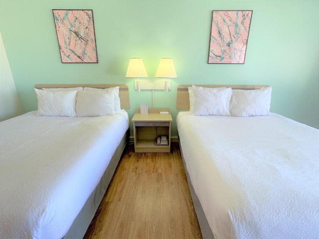 Queen Room with Two Queen Beds – Non-Smoking