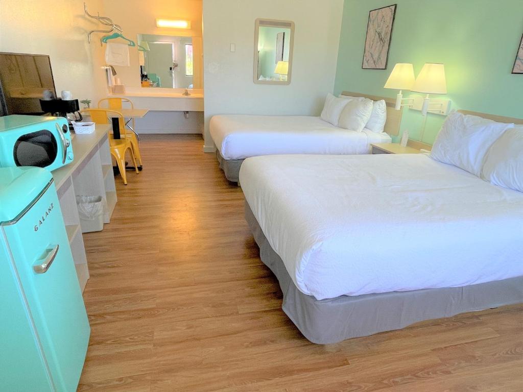 Queen Room with Two Queen Beds – Non-Smoking