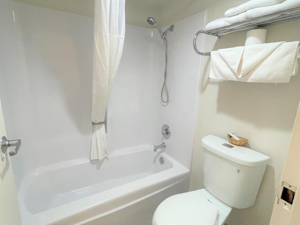 Queen Room with Two Queen Beds – Non-Smoking