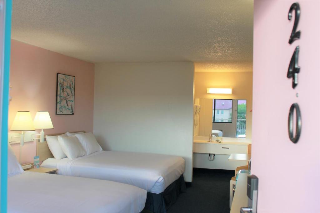 Queen Room with Two Queen Beds – Non-Smoking