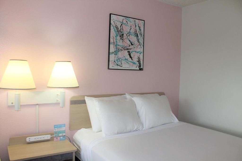 Queen Room with Two Queen Beds – Non-Smoking