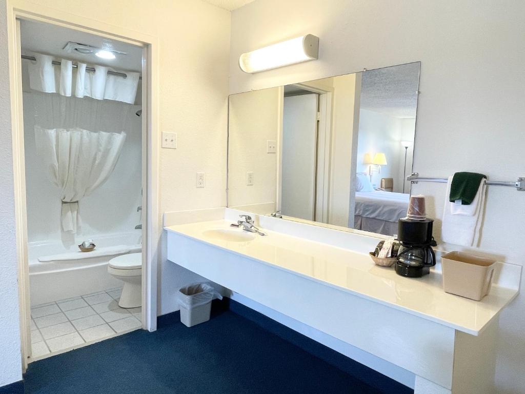 Queen Room with Two Queen Beds – Non-Smoking