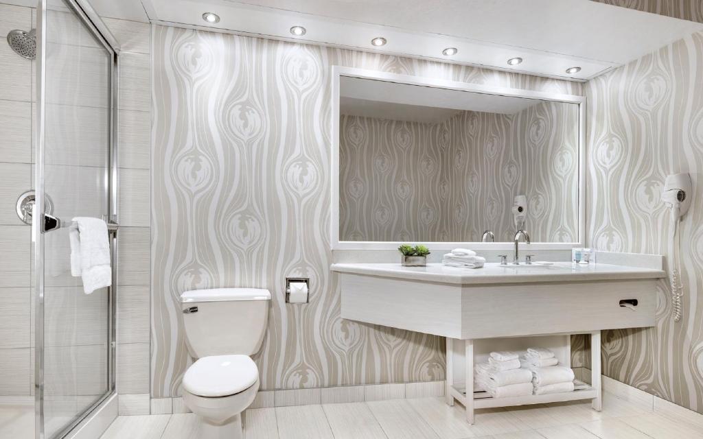 Pyramid King Corner Suite