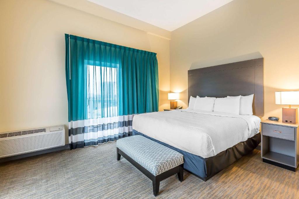 Deluxe King Room with Balcony and Bay View