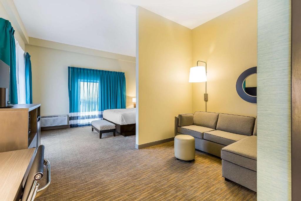 Deluxe King Suite with Marina View