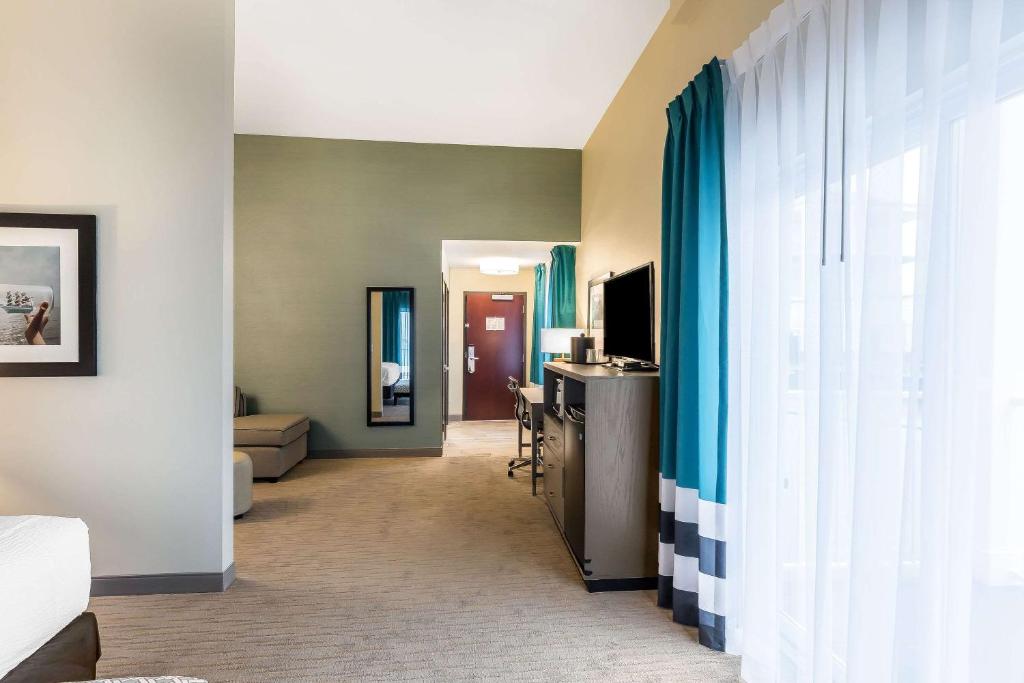 Deluxe King Suite with Marina View