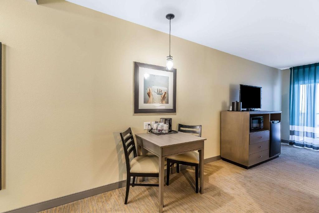 Deluxe Queen Room with Two Queen Beds and Bay View – Non-Smoking