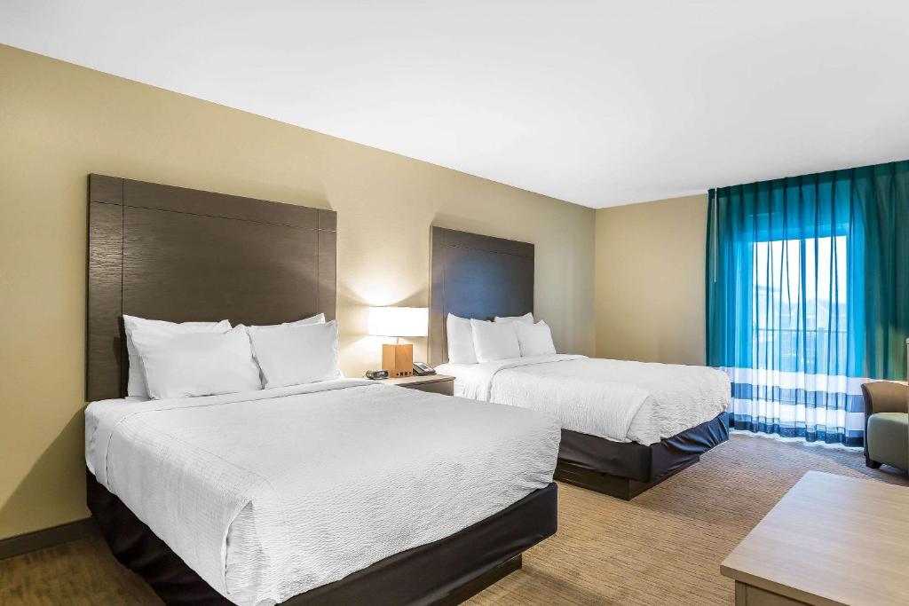 Deluxe Queen Room with Two Queen Beds and Bay View – Non-Smoking