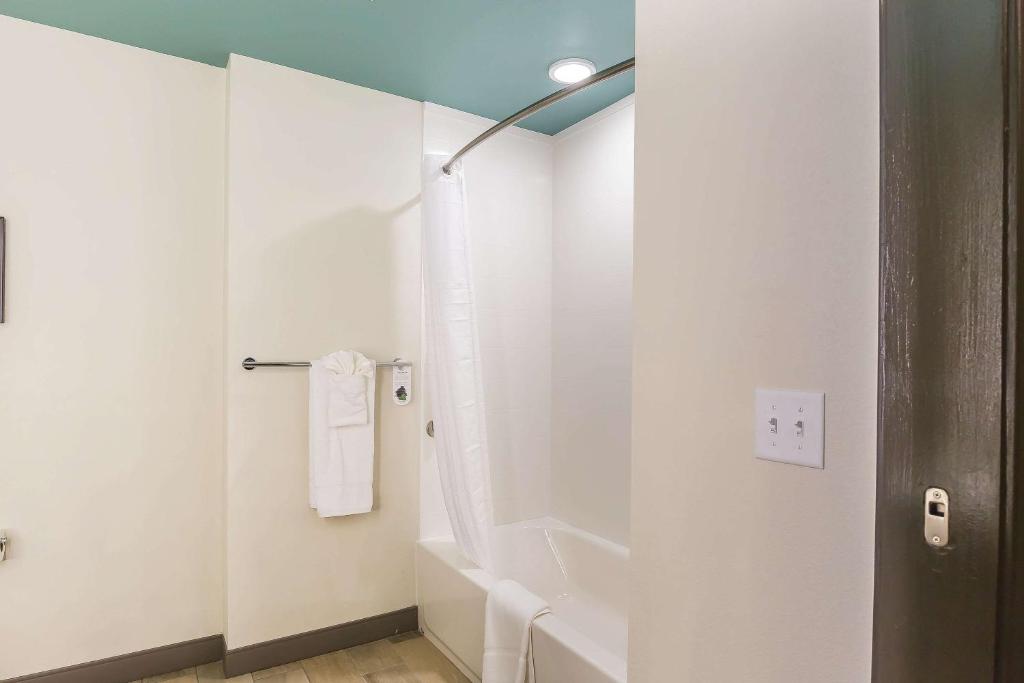 Deluxe Queen Room with Two Queen Beds and Bay View – Non-Smoking