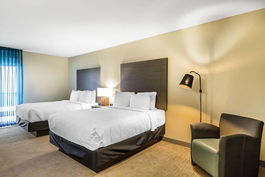 Deluxe Queen Room with Two Queen Beds and Bay View – Non-Smoking