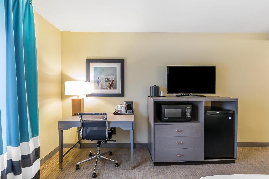 Deluxe Room with Two Queen Beds – Non-Smoking with Marina View