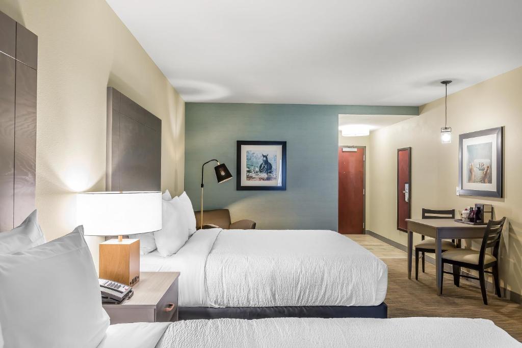 Deluxe Room with Two Queen Beds – Non-Smoking with Marina View