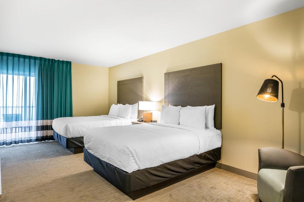 Deluxe Room with Two Queen Beds – Non-Smoking with Marina View