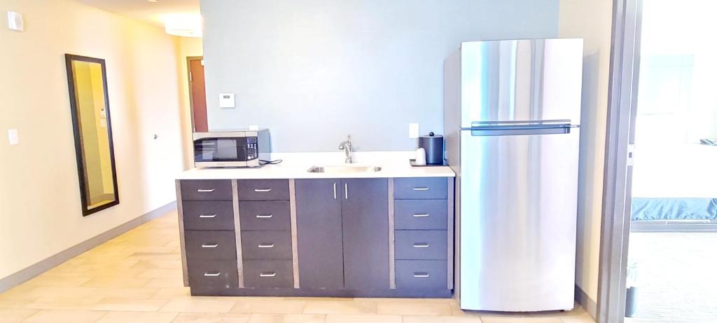 Deluxe Room with Two Queen Beds – Non-Smoking with Marina View