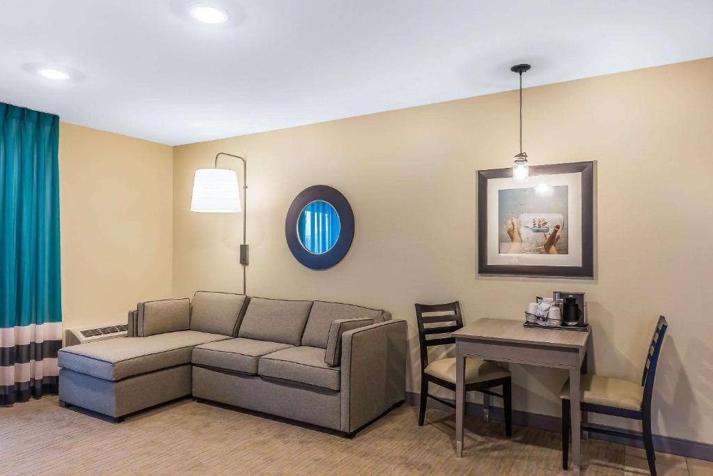 Efficiency King Suite – Non-Smoking