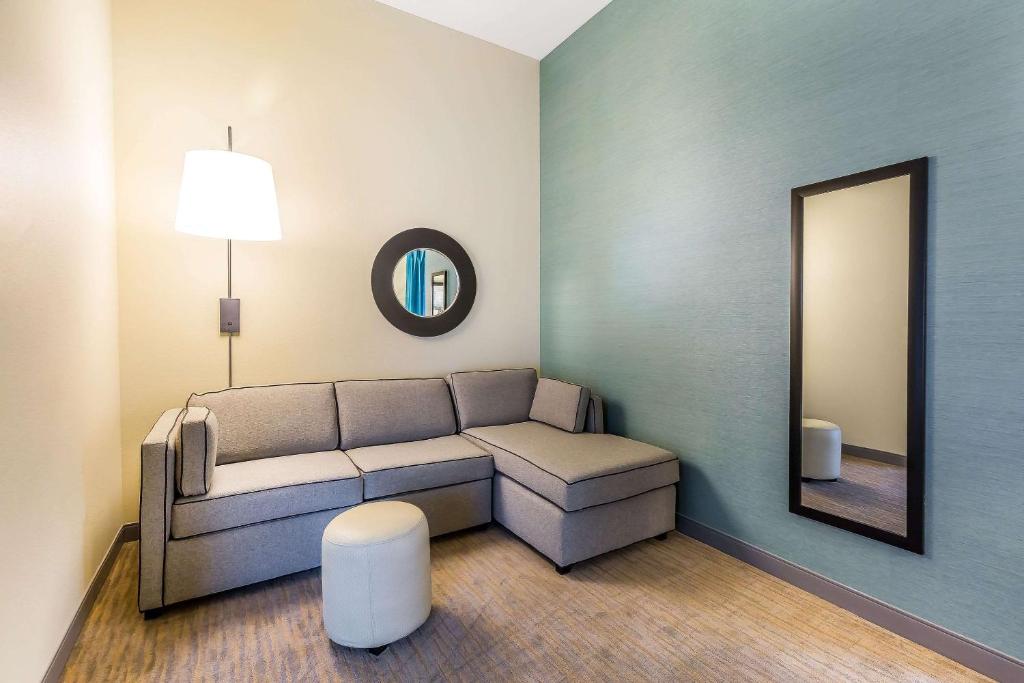 Efficiency King Suite – Non-Smoking