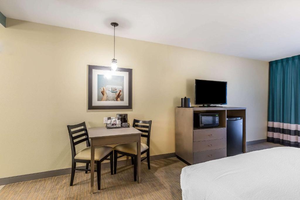 Efficiency King Suite – Non-Smoking