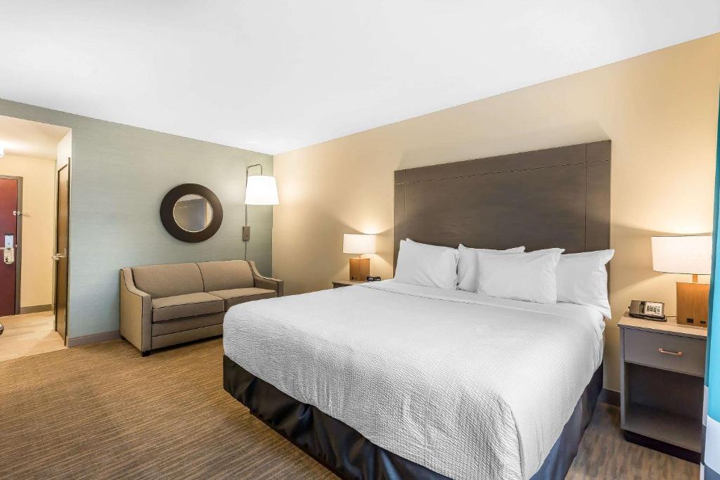 King Room with Sofa Bed – Non-Smoking