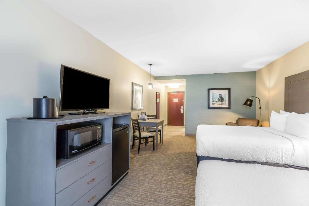 Queen Room with Two Queen Beds – Non-Smoking