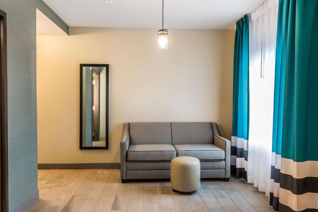 Queen Suite with Two Queen Beds and Sofa Bed – Non-Smoking