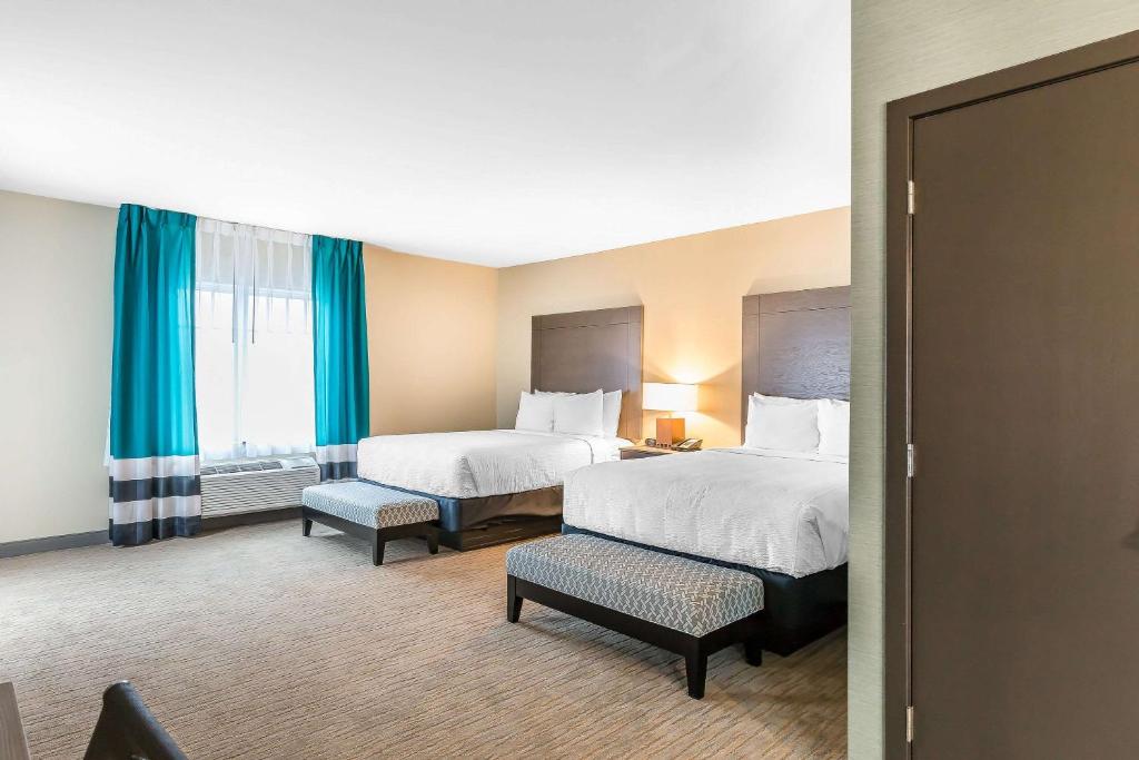 Queen Suite with Two Queen Beds and Sofa Bed – Non-Smoking