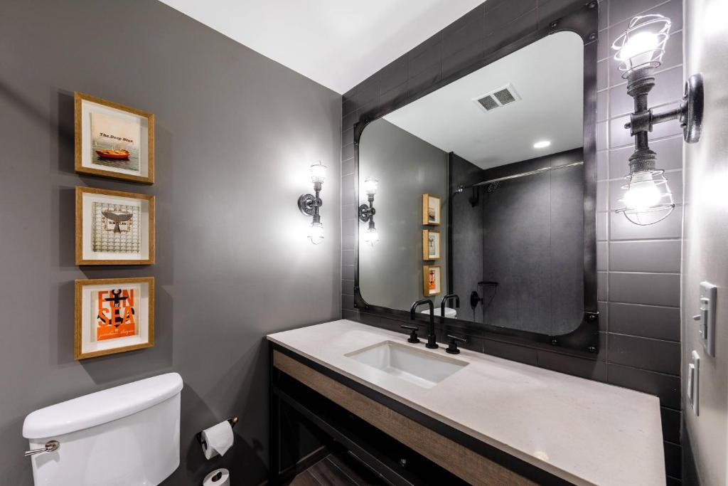 Larger Guest room 1 King Urban view