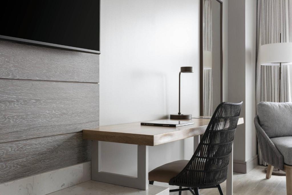 Guest room 1 King Ocean View Balcony