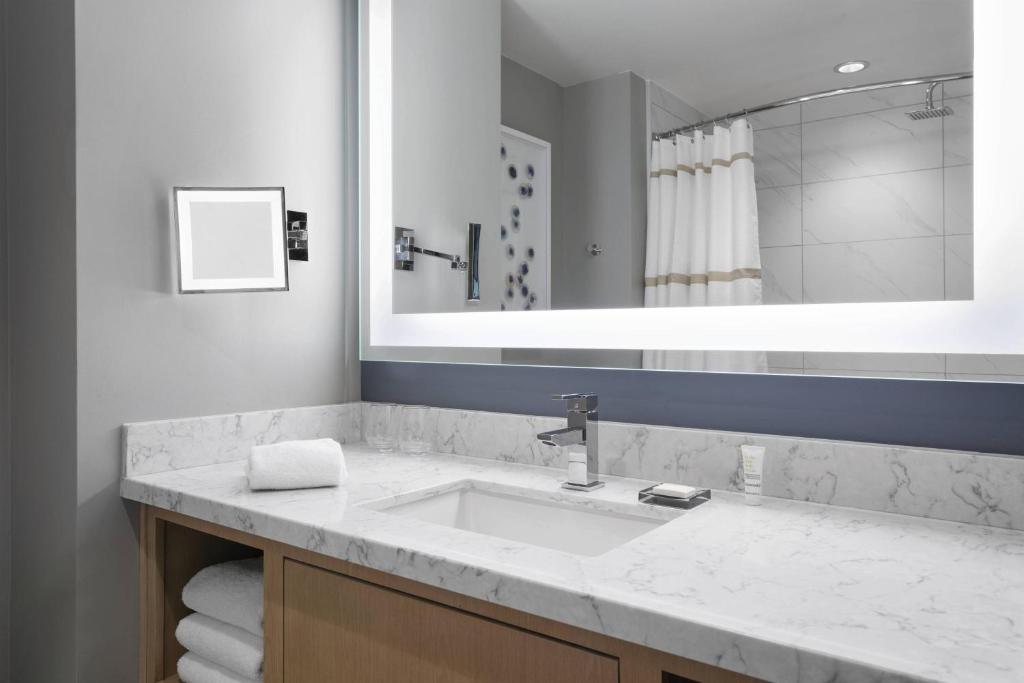 Guest room 1 King Ocean View Balcony