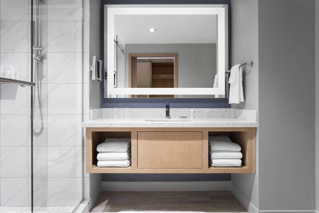 Guest room 2 Queen Oceanfront Balcony