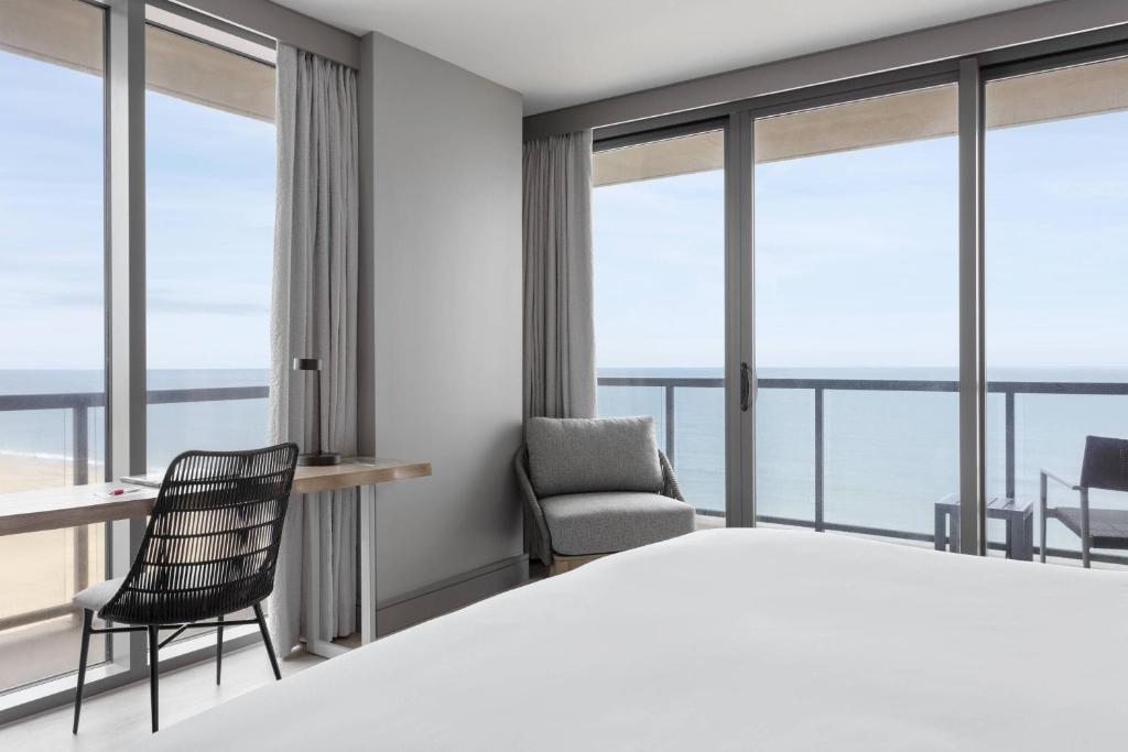 Panoramic Guest room 1 King Ocean facing view Balcony