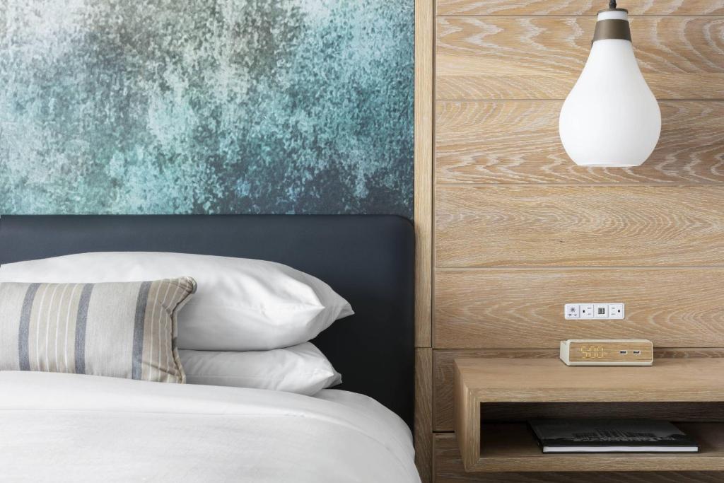 Panoramic Guest room 1 King Ocean facing view Balcony