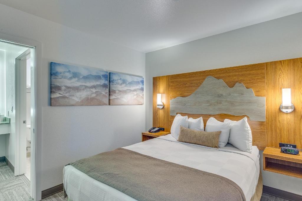 Queen Suite with Sofa