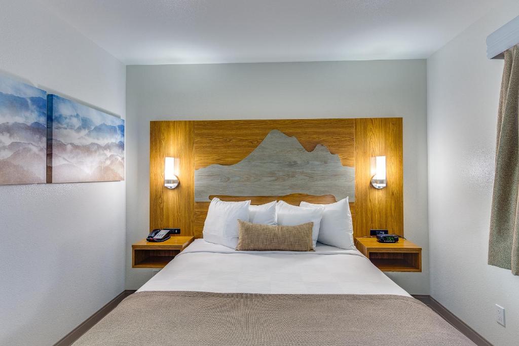 Queen Suite with Sofa