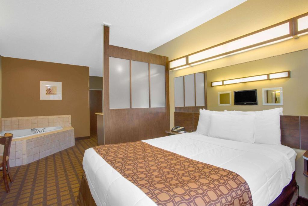 1 Queen Bed Studio Suite Jetted Tub Non-Smoking