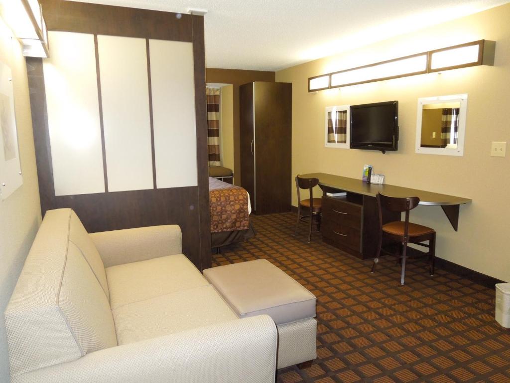 Queen Studio Suite – Non-Smoking