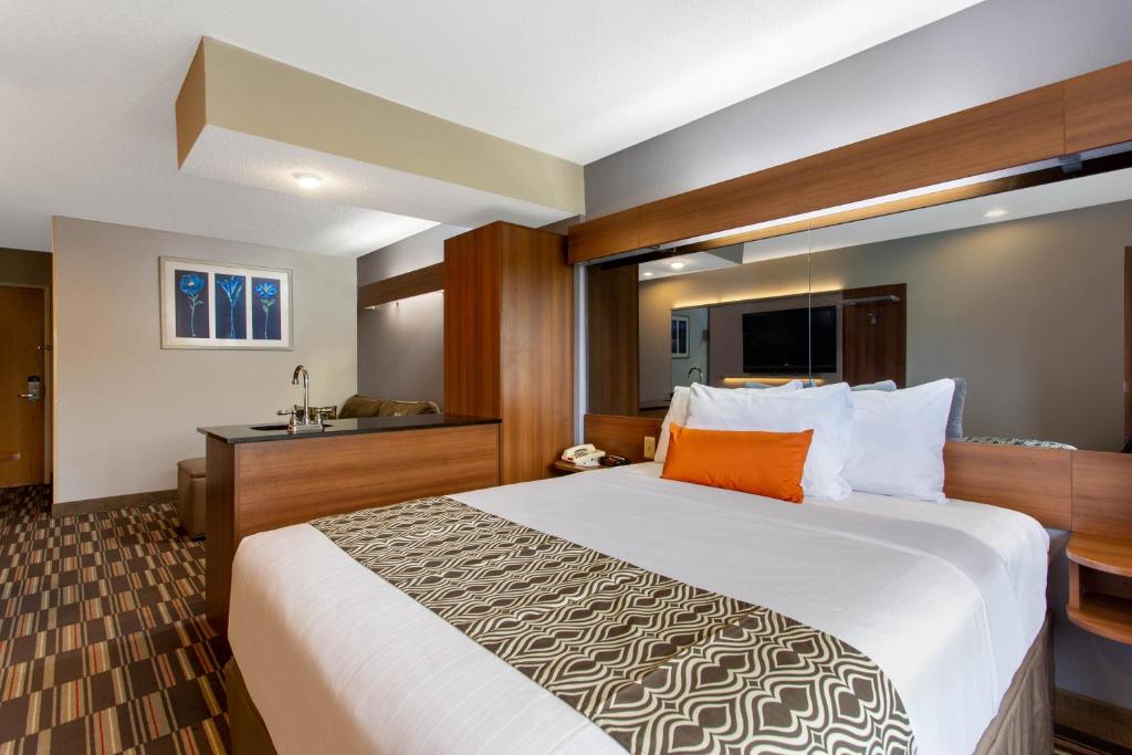 Queen Suite – Non-Smoking