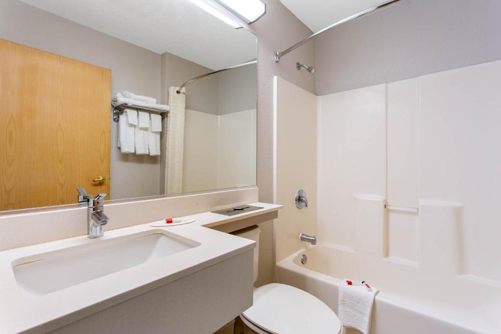 Two Queen Beds Suite – Non-Smoking