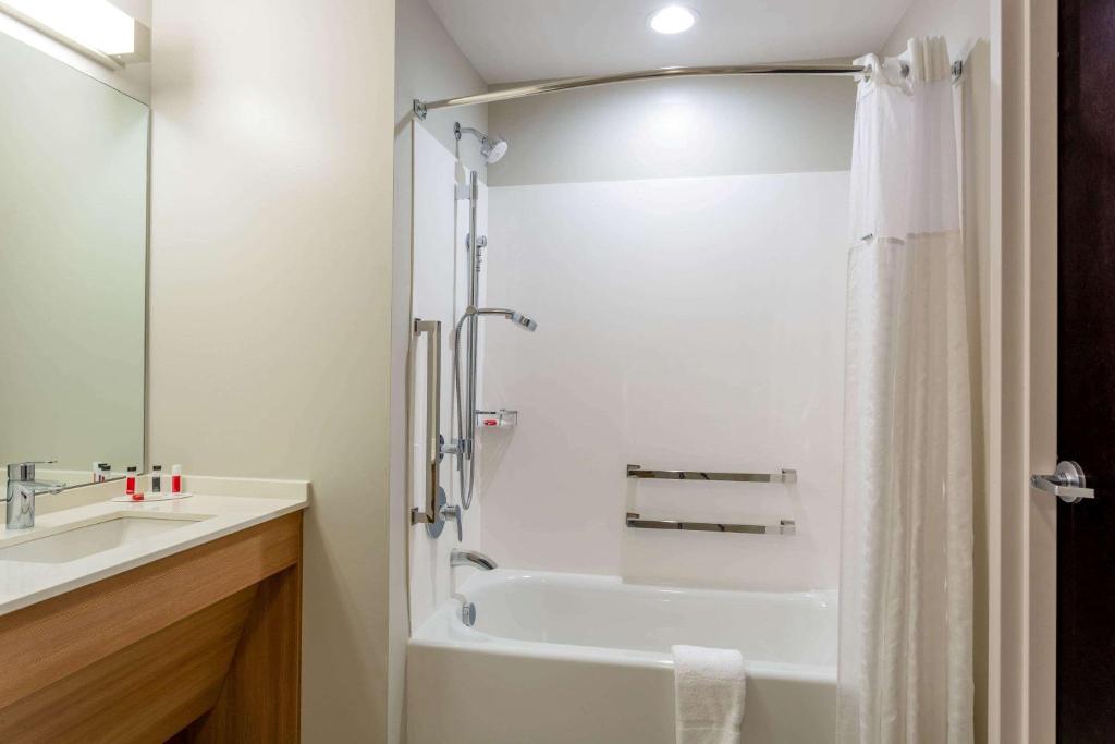 Queen Room – Mobility AccessNon-Smoking