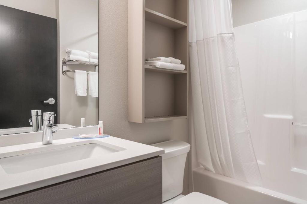 Queen Studio Suite – Non-Smoking