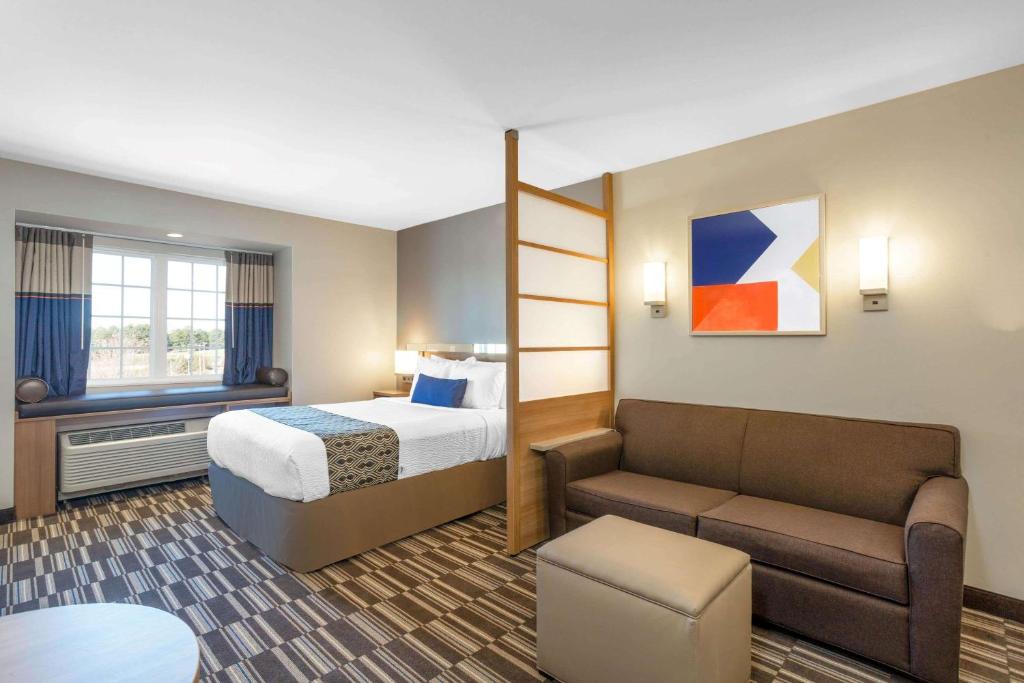 Queen Studio Suite – Non-Smoking