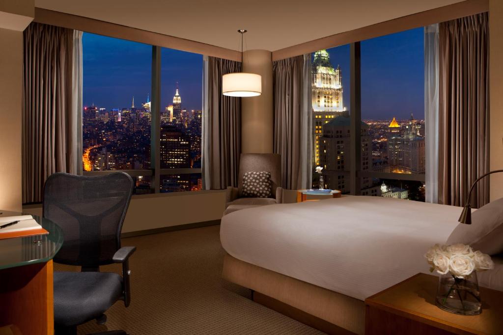 Corner King Room with City View