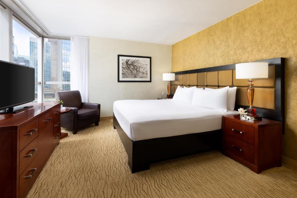 Deluxe Room with One King Bed and City View