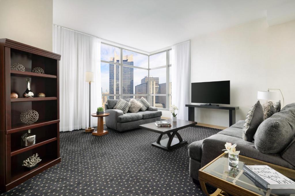 One-Bedroom King Suite – Time Square View