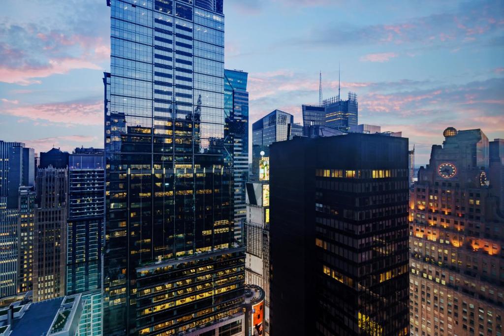 One-Bedroom King Suite – Time Square View