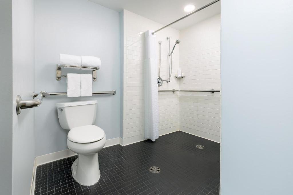 Queen Room with Bath Tub – HearingMobility Accessible