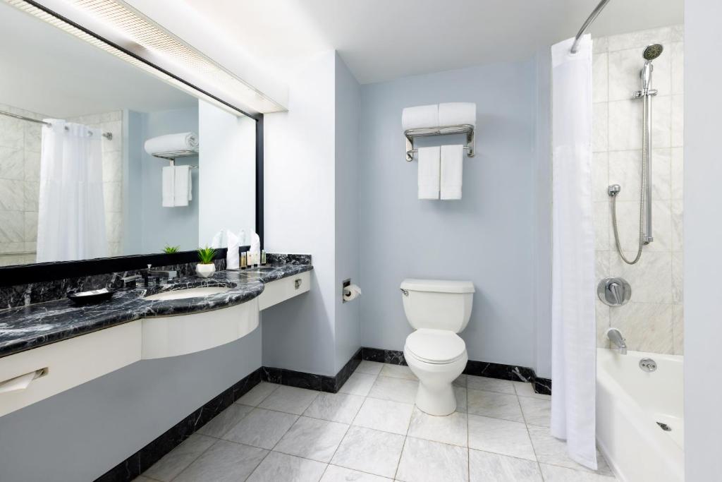 Queen Room with Bath Tub – HearingMobility Accessible