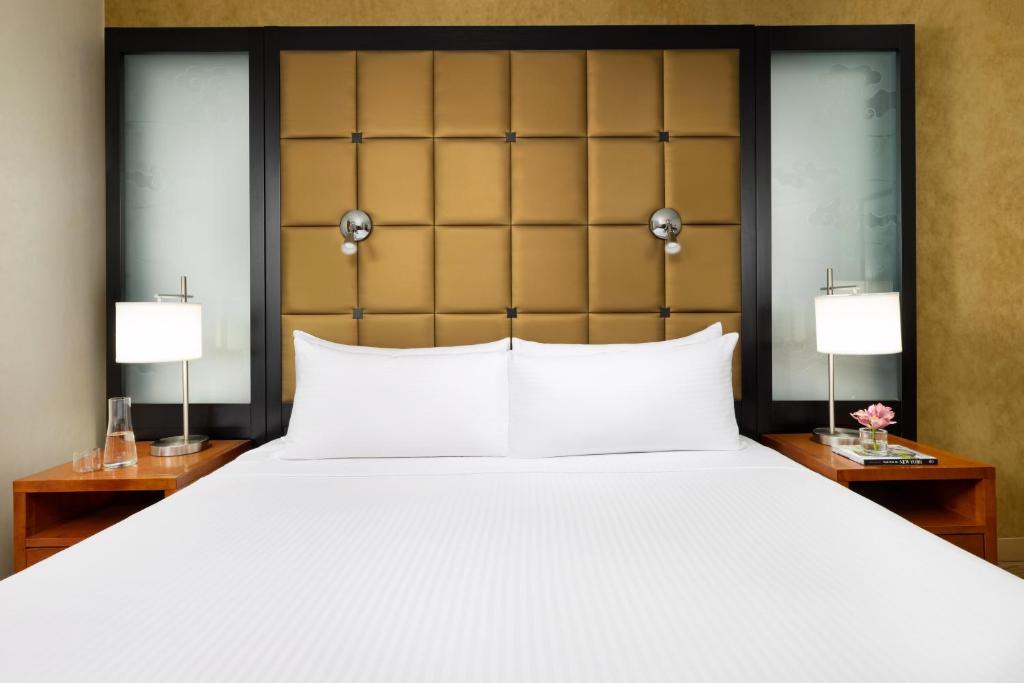 Queen Room with Roll-In Shower – HearingMobility Accessible