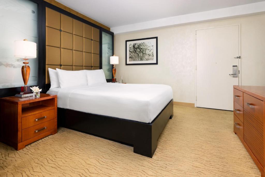 Queen Room with Roll-In Shower – HearingMobility Accessible